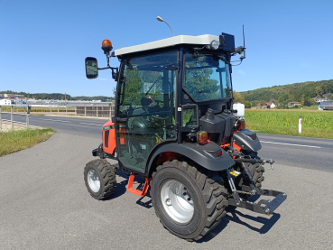 Kleintraktor TAFE 6028 M mit Schaltgetriebe und Kabine